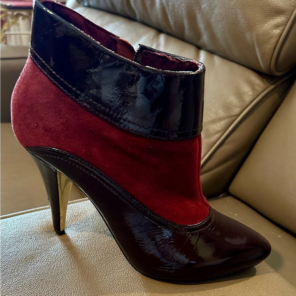 Just Sweet Burgundy Ankle boots
Suede & Patent Zip Up Booties Size 9